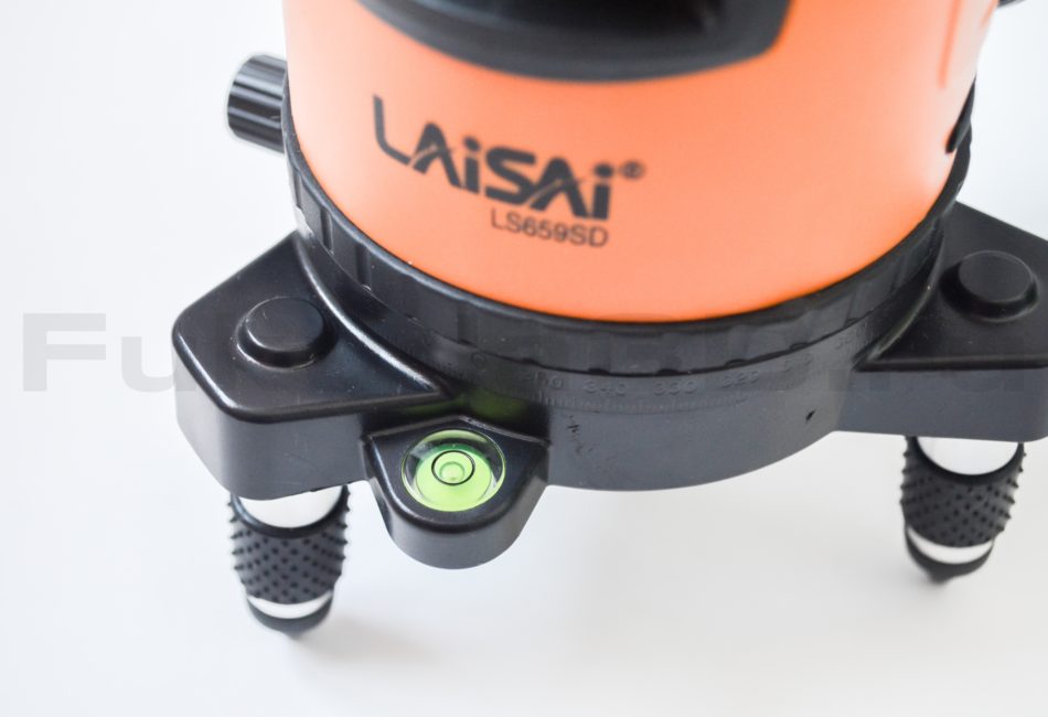 LAiSAi LS659SD имеет надежное прорезиненное основание и дополнительный пузырьковый уровень.